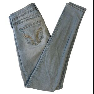 Woman’s light wash skinny jeans